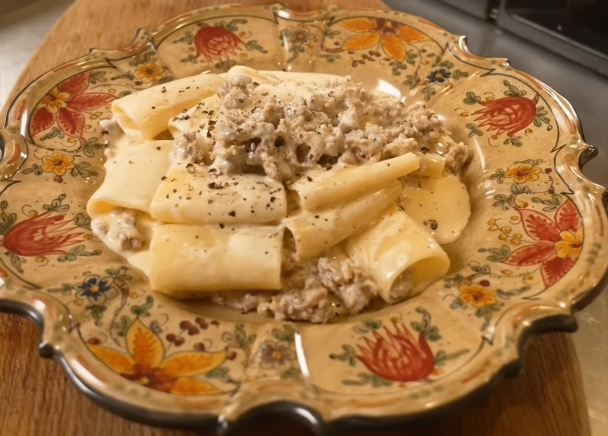 Paste cremoase cu cârnați – o poveste cremoasă despre confort, dorință și paste făcute ca în Italia Paste cremoase cu cârnați – o poveste cremoasă despre confort, dorință și paste făcute ca în Italia