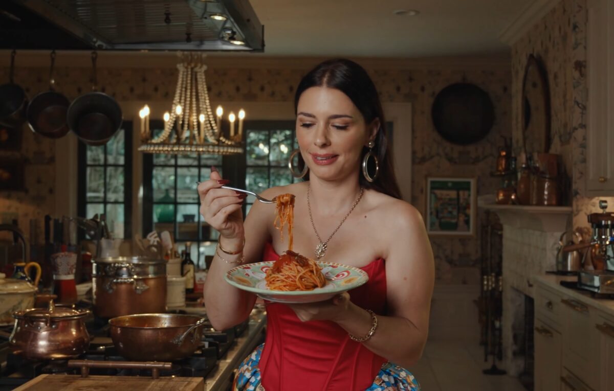 Pasta Queen ne învață să facem Spaghetti alla Puttanesca. Adevărate, fără vrăjeală, ca-n Napoli, noaptea târziu