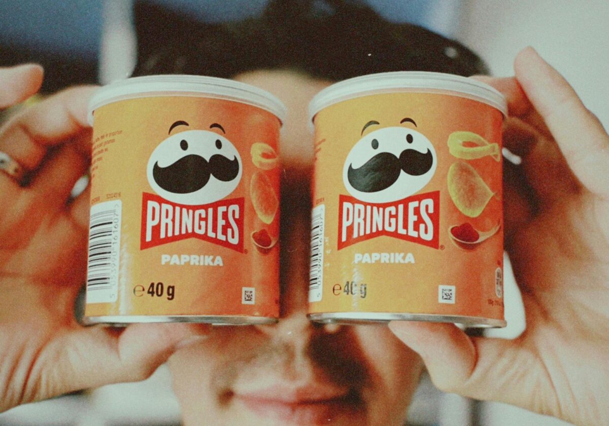 Imagine Stire Cine este, de fapt, omulețul Pringles? Povestea surprinzătoare a celui mai faimos mustăcios din lume | 2review.ro