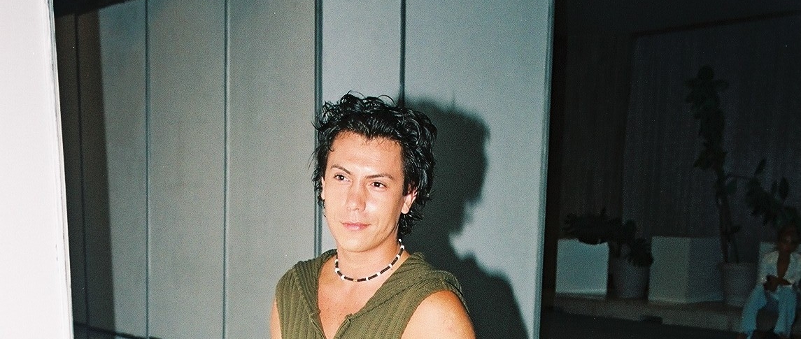 Cum arăta acum 20 de ani cel ce a dat rockul pe telenovele: poza cu Răzvan Fodor, găsită în redacție într-o cutie de chitară electrică