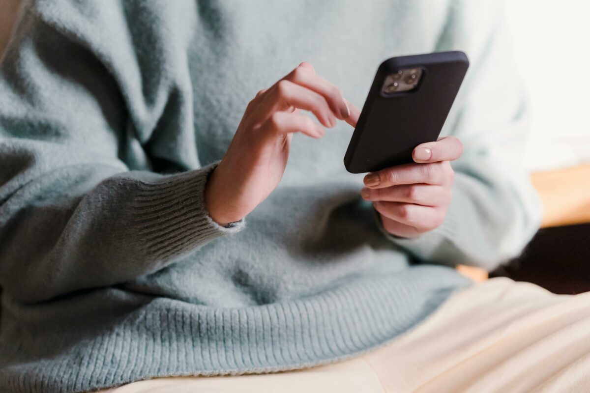 Imagine Stire O nouă metodă de înșelăciune! Românii, păcăliți printr-un SMS că au de plătit amenzi pentru parcare | 2review.ro