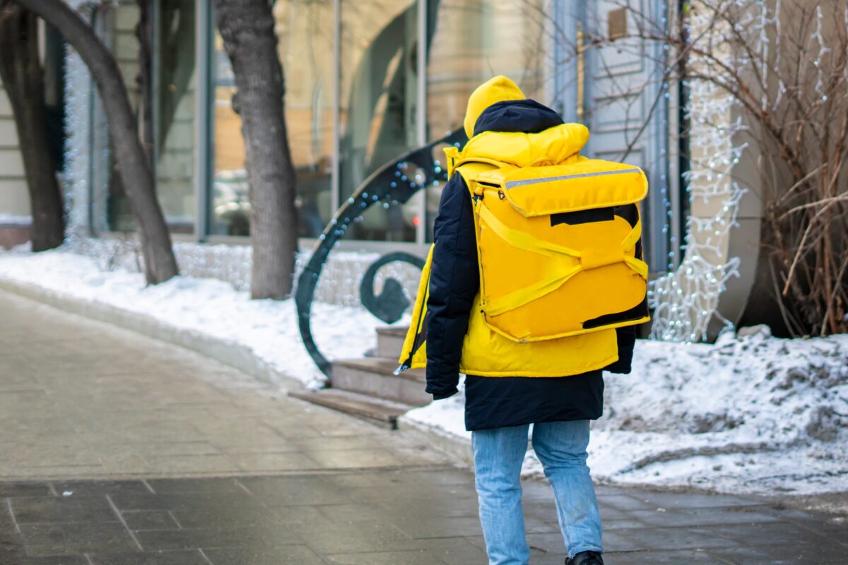 Salariu curier Glovo 2026. Cât încasează în fiecare lună în funcție de orele lucrate
