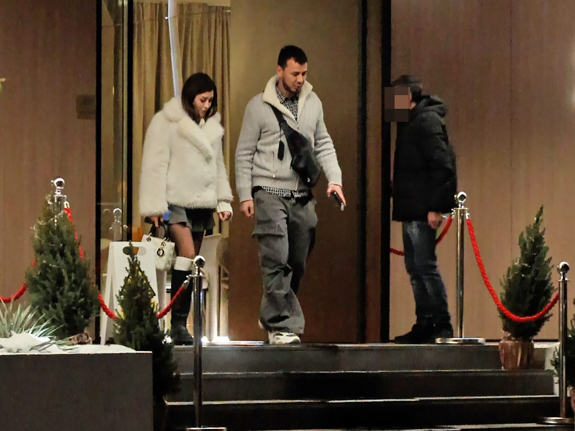 Ies din restaurant și se îndreaptă către mașina milionarului