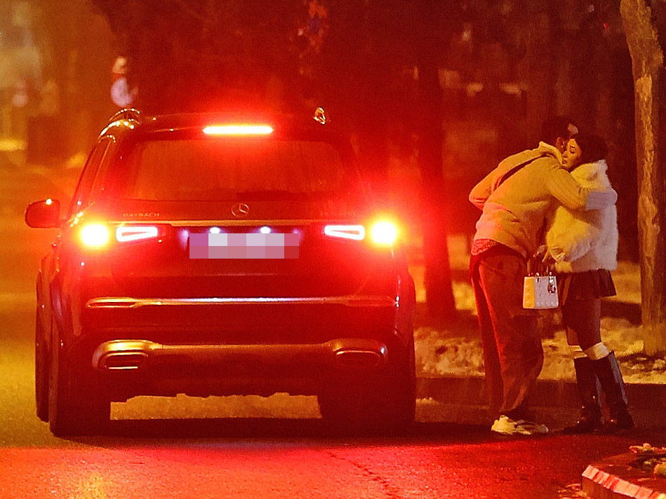 I-a oferit un cadou lui Emily, apoi s-au îmbrățișat