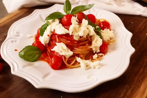 Spaghetti alla Caprese, direct din Capri – Pasta Queen îți șoptește o rețetă simplă, perfettissima!