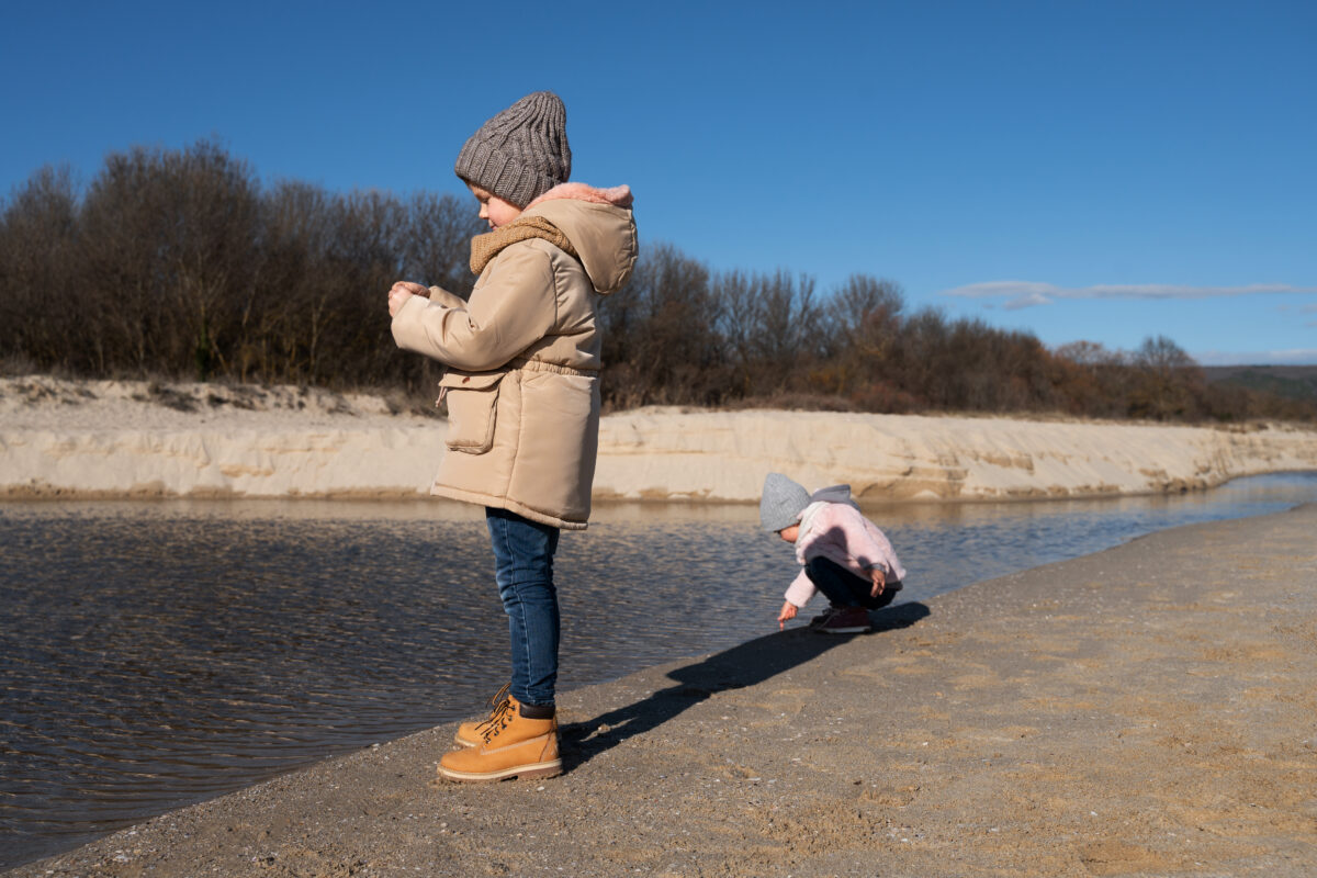 Un nepalez a salvat de la moarte o fetiță de 5 ani, la Craiova. 6 persoane săriseră în lacul înghețat, dar au rămas blocați în gheață
