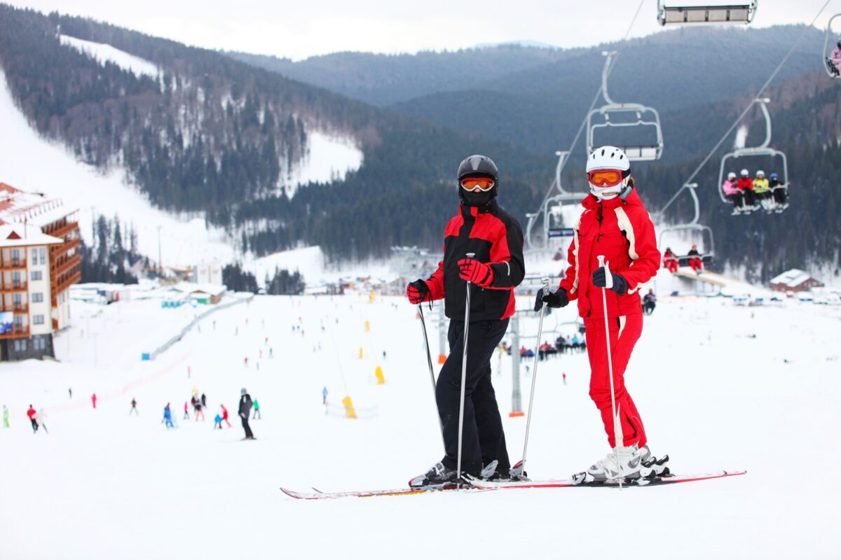Vacanță la ski în Ucraina 2026. Tot mai mulți români aleg să meargă in stațiunea Bukovel