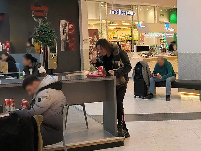 Nu a avut răbdare să găsească masă și a preferat să mănânce în picioare