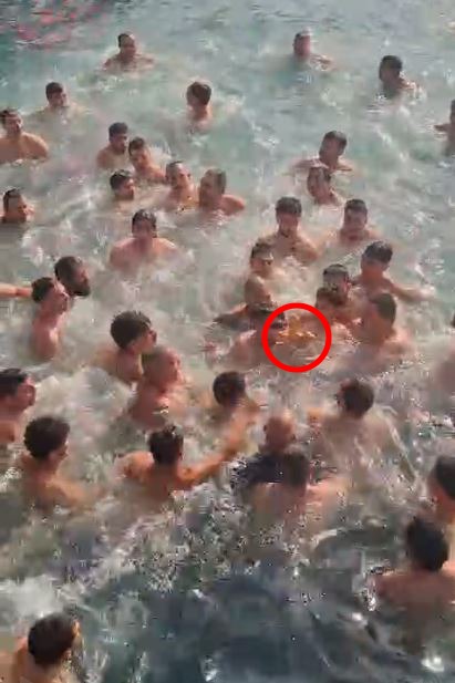 Crucea a fost prinsă de Mircea Ursu, dar dată apoi din mână în mână