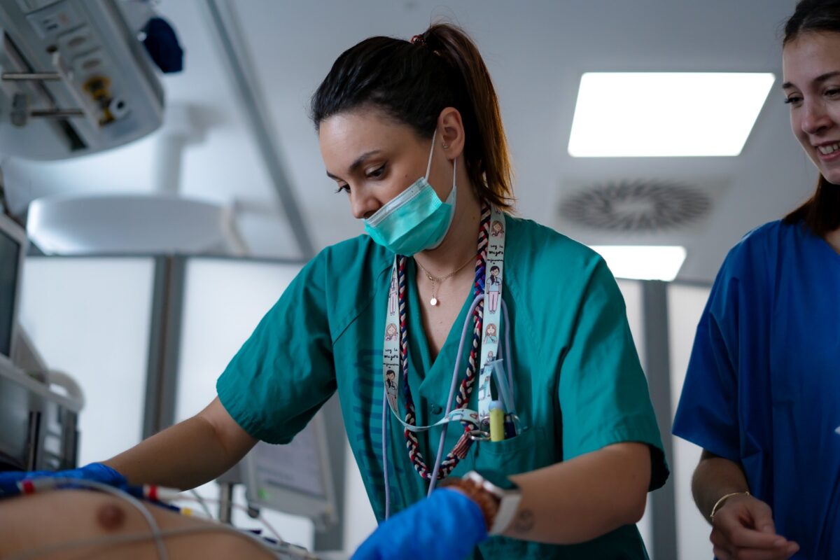 Salariu asistentă medicală 2026. Cât câștigă în România în comparație cu alte țări