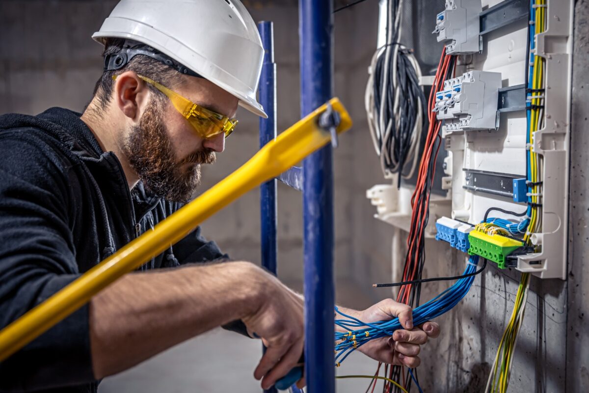 Cât câștigă un electrician bun în 2026. Cererea e mare, dar oamenii lipsesc