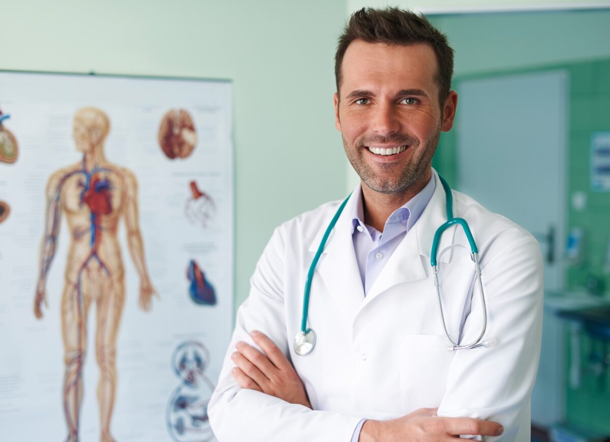 Cât câștigă un medic la o clinică privată în 2026. Suma pe care o primește lunar