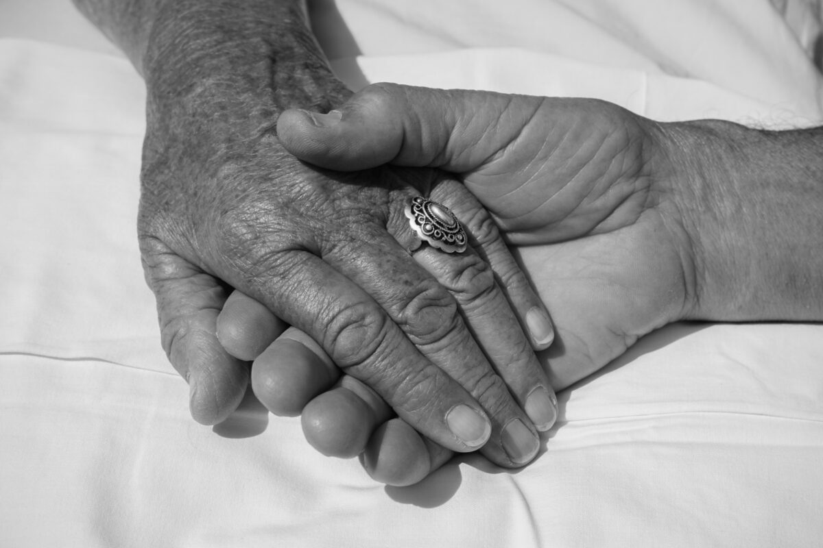 Doi pensionari au fost găsiți înghețați în casă. Au oprit căldura ca să facă economie. Pentru bărbat nu s-a mai putut face nimic