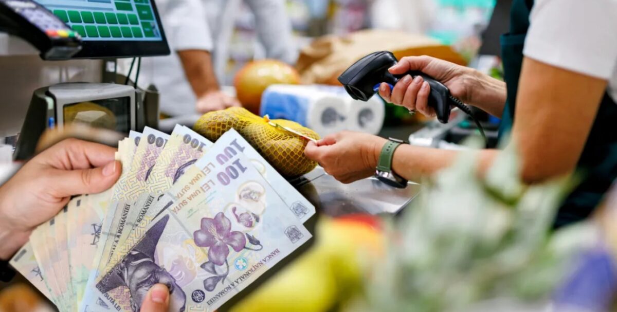 Ce salariu are o casieră în supermarket în 2026. Venitul real surprinde