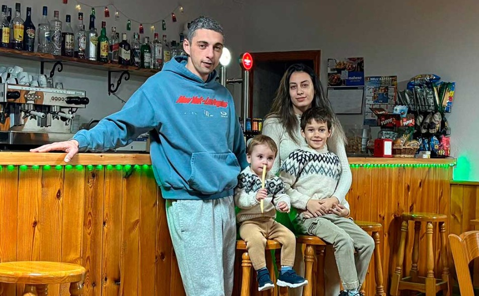 O familie de români din Spania se mută într-un sat de 56 de oameni. Ce afacere vor să deschidă acolo