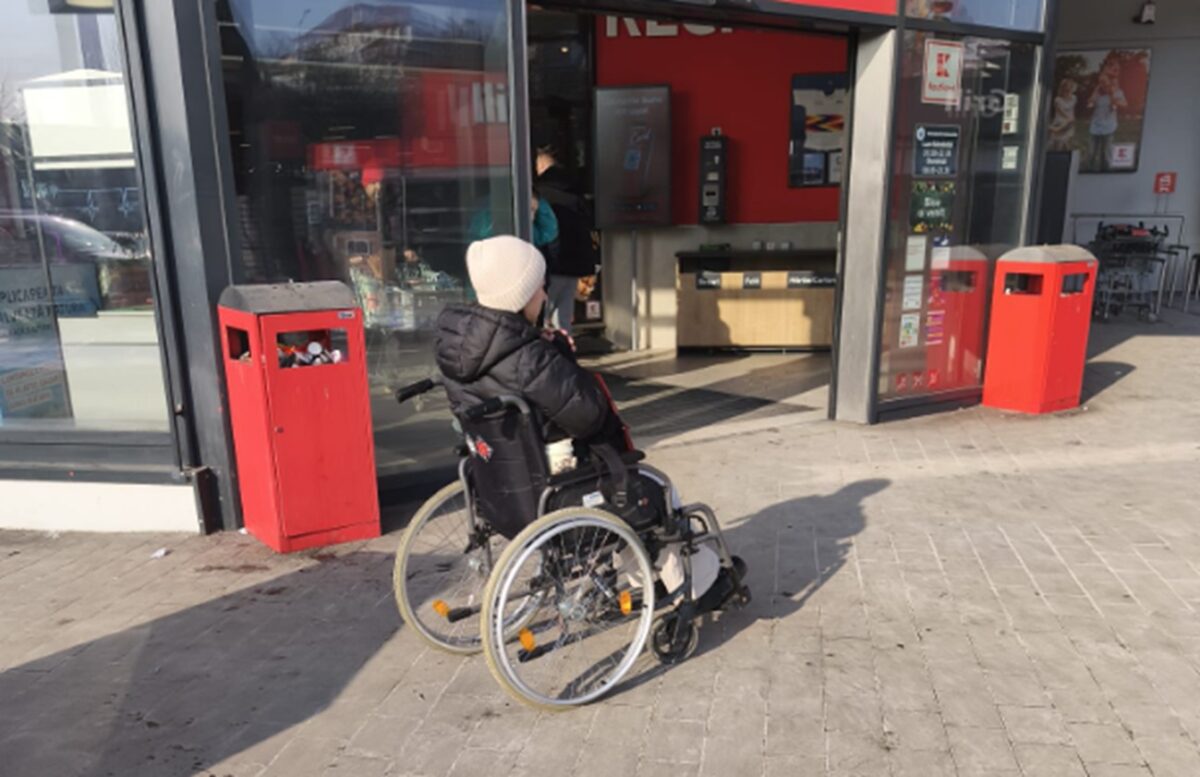 Au vindecat-o polițiștii pe loc. Falsa cerșetoare care locuia într-un hotel de lux și circula doar cu Uber-ul