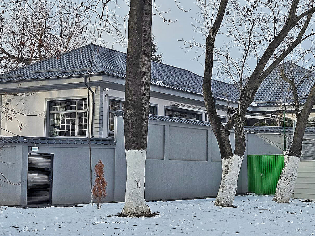 Vila este impresionantă și terenul are o suprafață de 2000 mp