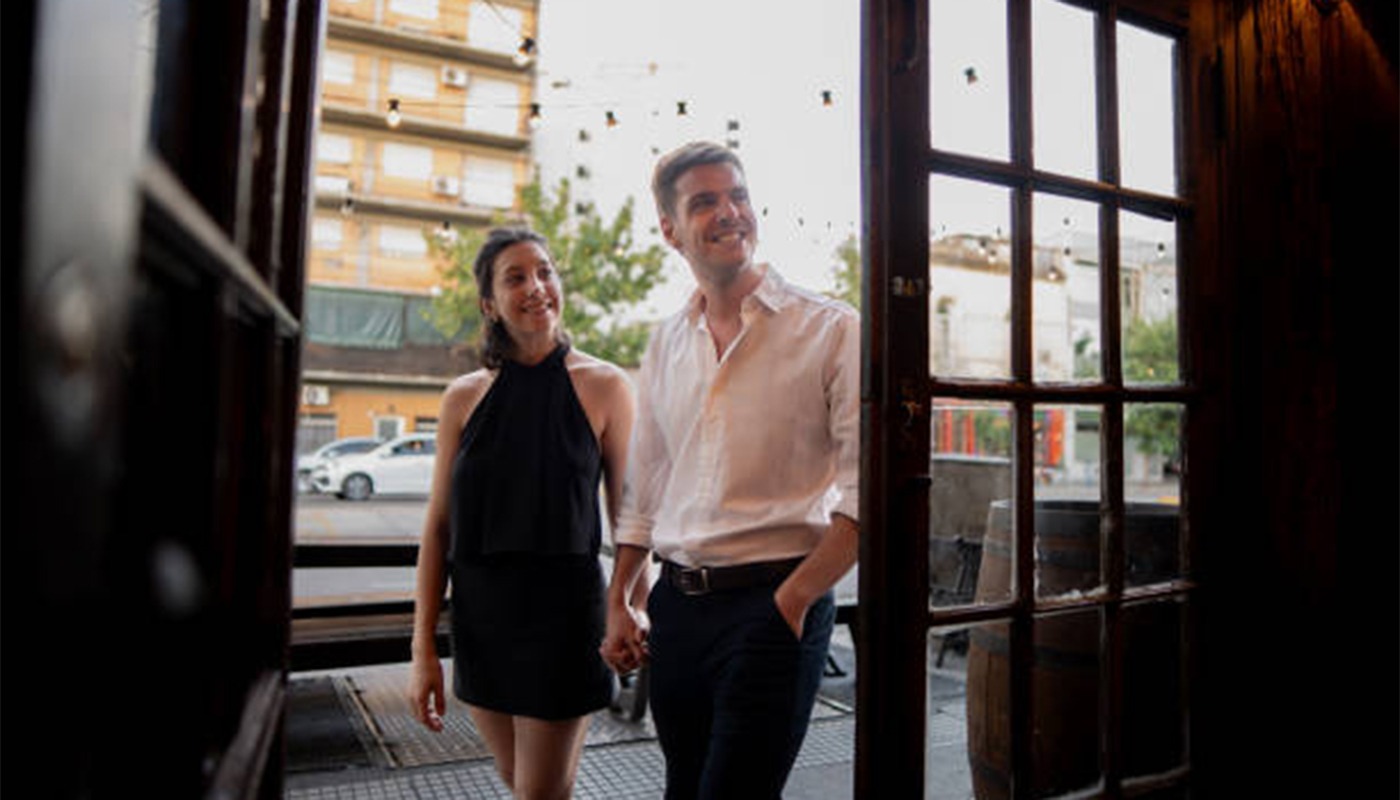 Bărbatul sau femeia? Cine trebuie să intre primul într-un restaurant sau în bar, de fapt