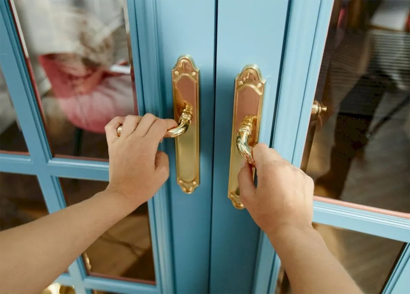 Bărbatul sau femeia? Cine trebuie să intre primul într-un restaurant sau în bar, de fapt