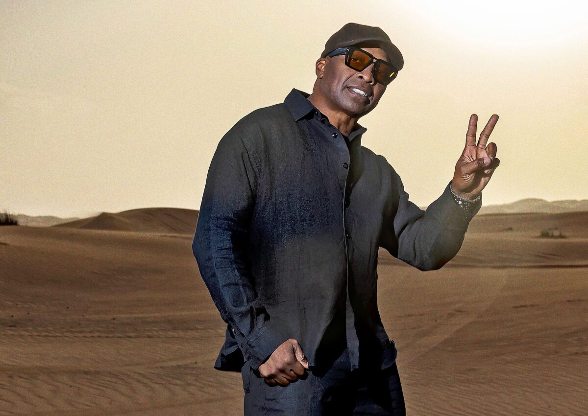 Imagine Stire Legenda anilor ’90 se întoarce în România. Povestea iubirii care l-a adus din nou aici | 2review.ro