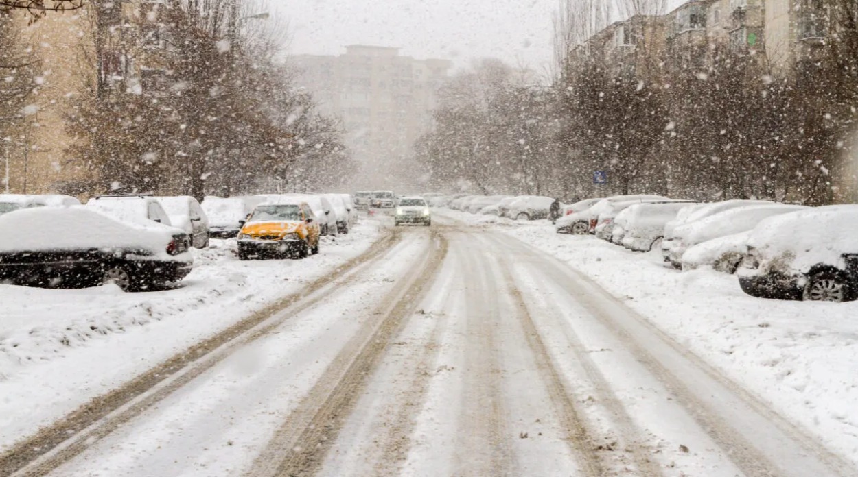 ANM anunță cod portocaliu de ninsori și viscol. Ninsorile revin în România