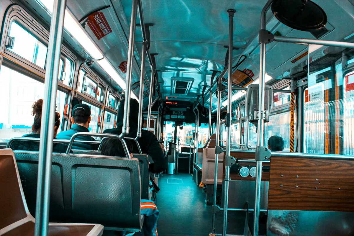 Tragedie într-un autobuz din Sibiu. Un bărbat de 43 de ani a murit subit, iar călătorii l-au ignorat: „Niciodată nu am văzut atâta indiferență”