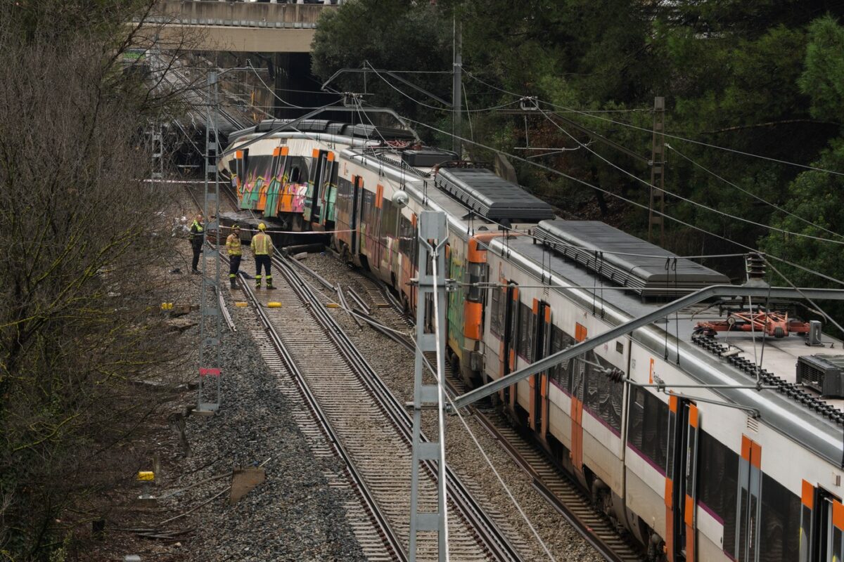 Imagine Stire Încă un tren de pasageri a deraiat în Spania. Un om a murit și alți aproape 40 au fost răniți | 2review.ro