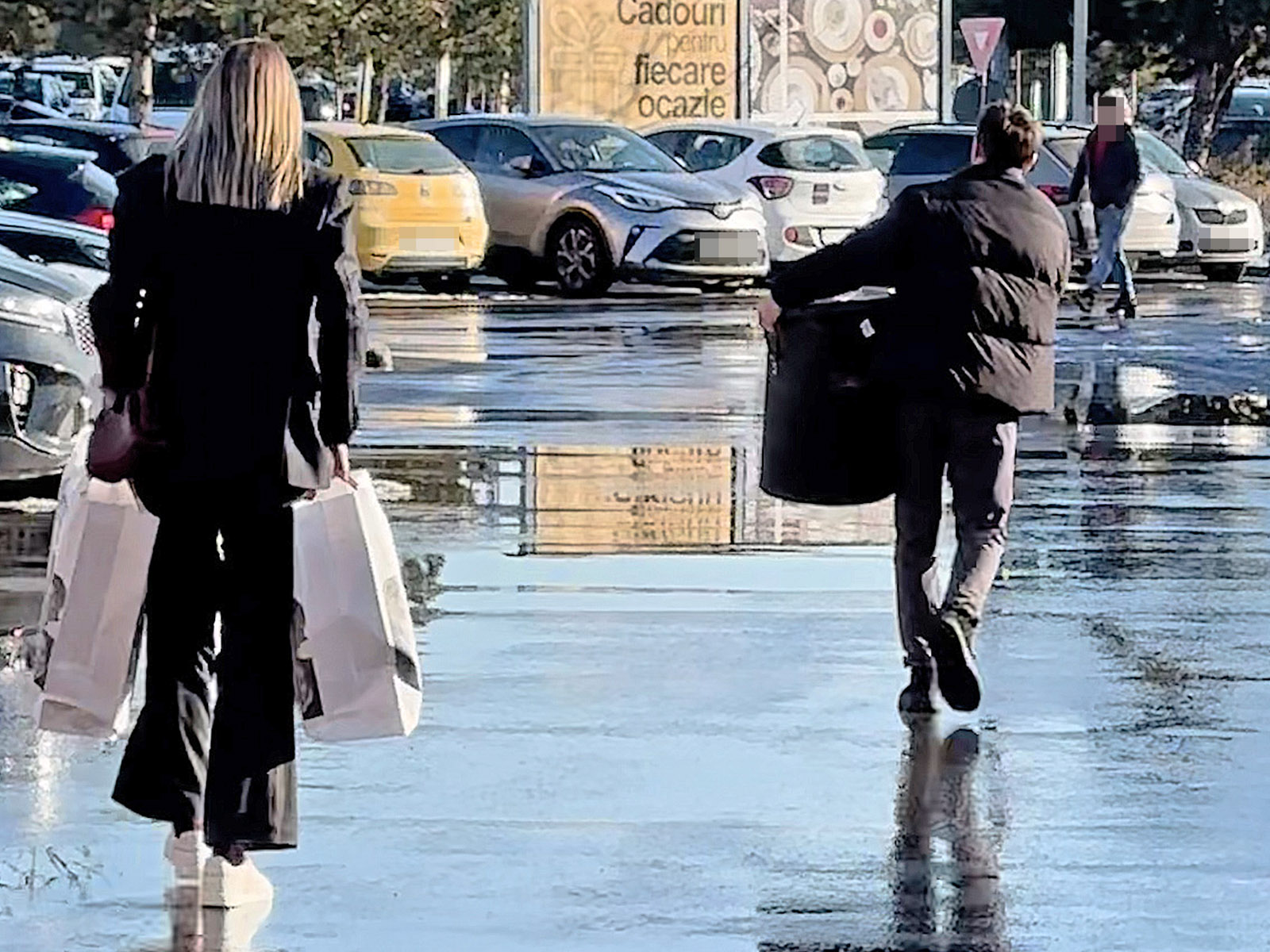 Au plecat cu pungile pline din magazin