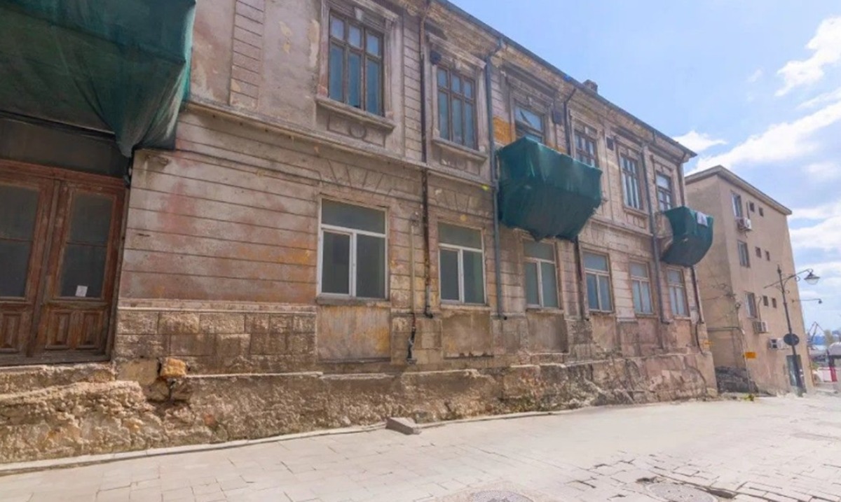 Cu câte sute de mii de euro se vinde această clădire din Constanța. Este chiar în Piața Ovidiu
