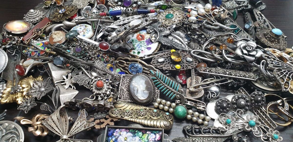 O femeie a cumpărat o pereche de cercei vechi la preț de chilipir, dar a rămas fără cuvinte când a aflat cât valorează