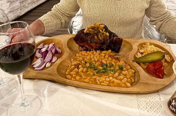 Prețuri Poiana Brașov 2026. Cât costă un ciolan de porc la cuptor cu iahnie de fasole