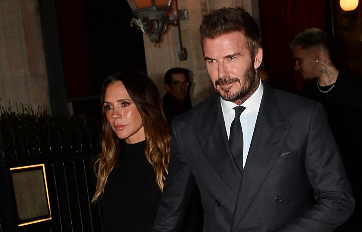 David și Victoria Beckham, prima apariție publică după scandalul cu Brooklyn. Creatoarea de modă a fost decorată în Franța