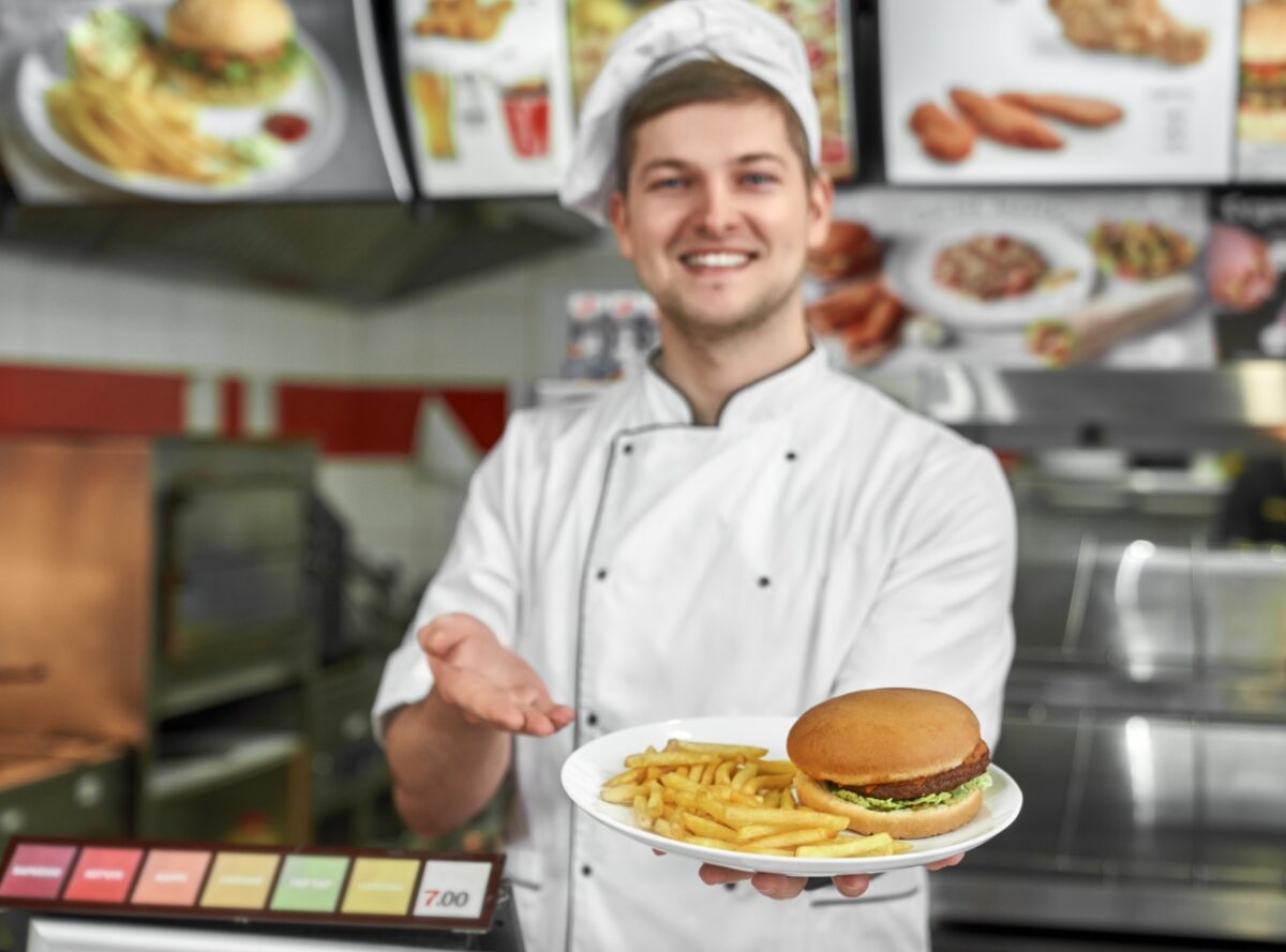 Ce salariu are un angajat la fast-food în 2026. Turele de noapte contează mult