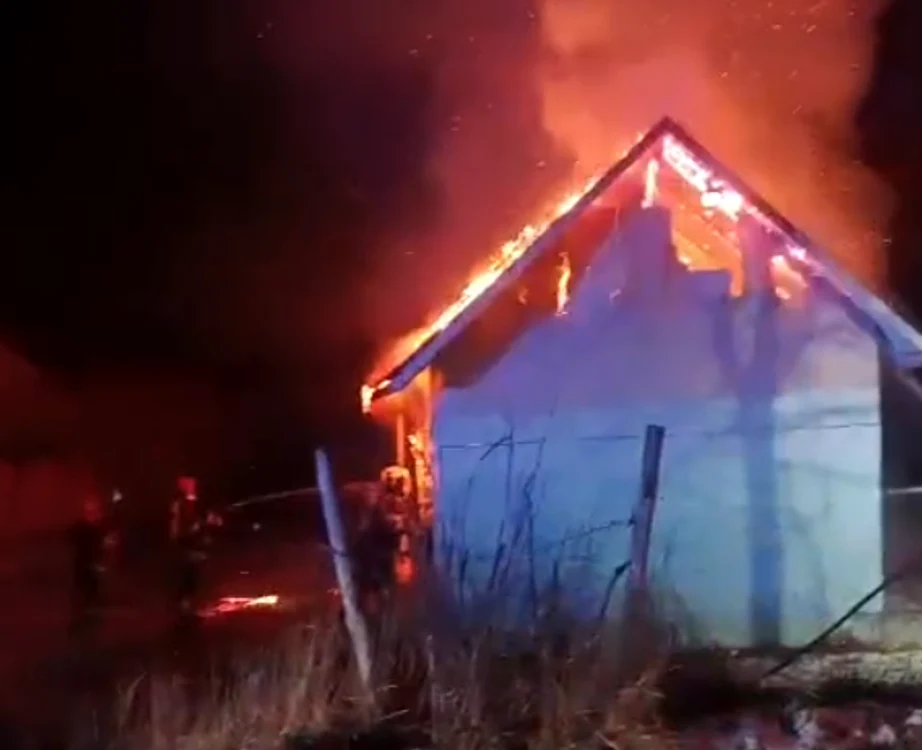 Două persoane au murit, după ce casa lor a luat foc, în Bacău. Aveau 43 și 45 de ani