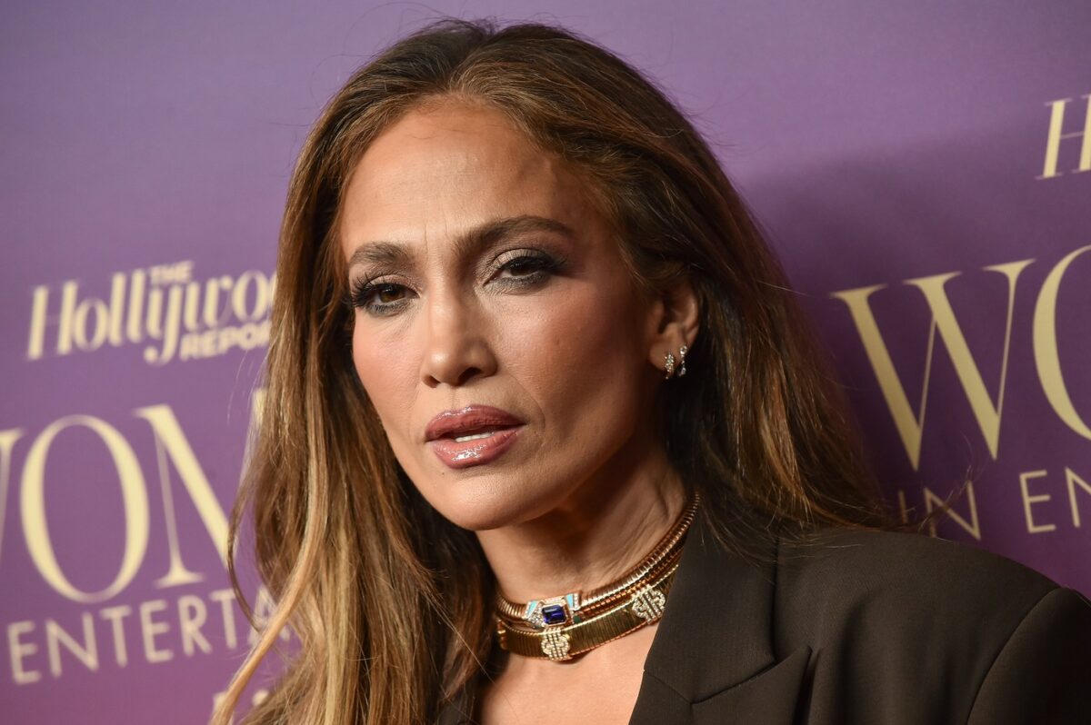 Imagine Stire Jennifer Lopez le răspunde tranșant celor care o critică: „Dacă ai avea fundul meu, ai umbla dezbrăcată!” | 2review.ro