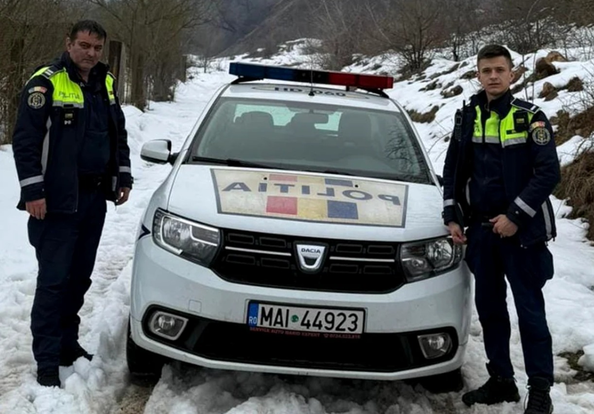 Ei sunt Laurențiu și Cornel, polițiștii care au salvat un bărbat care se spânzurase. Au intervenit în ultimul moment/ sursă foto: social media