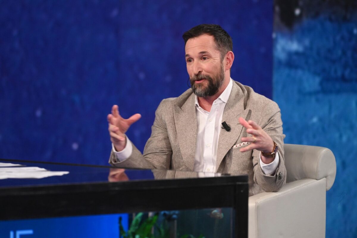 Imagine Stire Actorul după care toate româncele suspinau în anii ’90 este schimbat total. Recunoști cine este marea vedetă din imagine? | 2review.ro