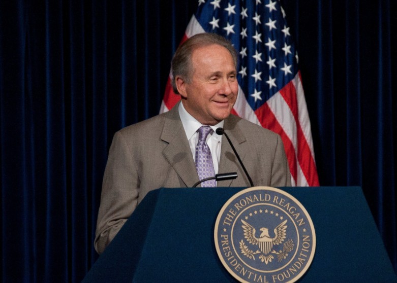 Imagine Stire Cine a fost Michael Reagan, fiul cel mare al lui Ronald Reagan. Analistul politic a murit la 80 de ani | 2review.ro