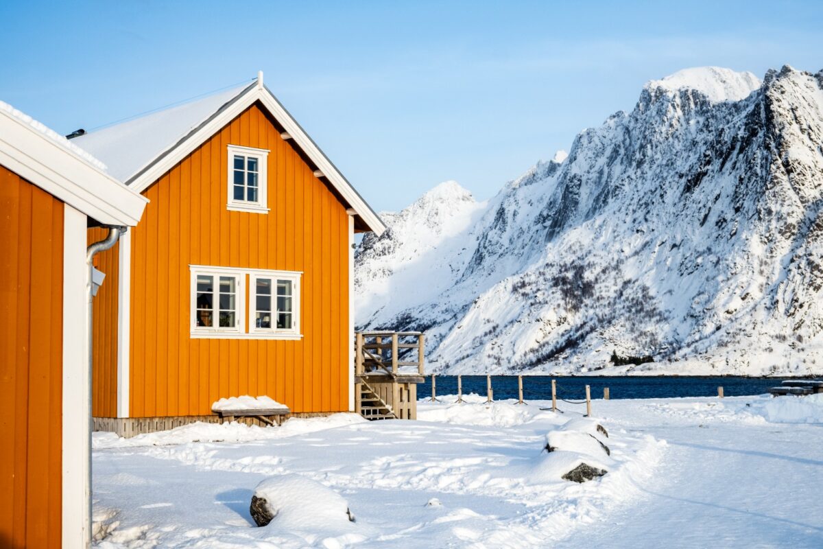 Cu ce izolează norvegienii casele. Materialul reține căldura chiar și la – 30 de grade