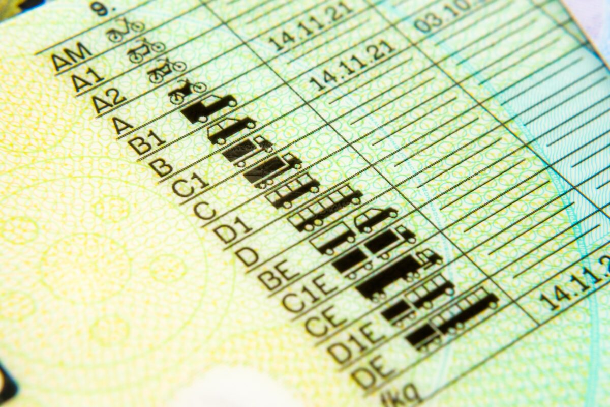 Imagine Stire Șoferii care își vor reînnoi permisul la fiecare 3 ani. Atenție, români din Marea Britanie! | 2review.ro