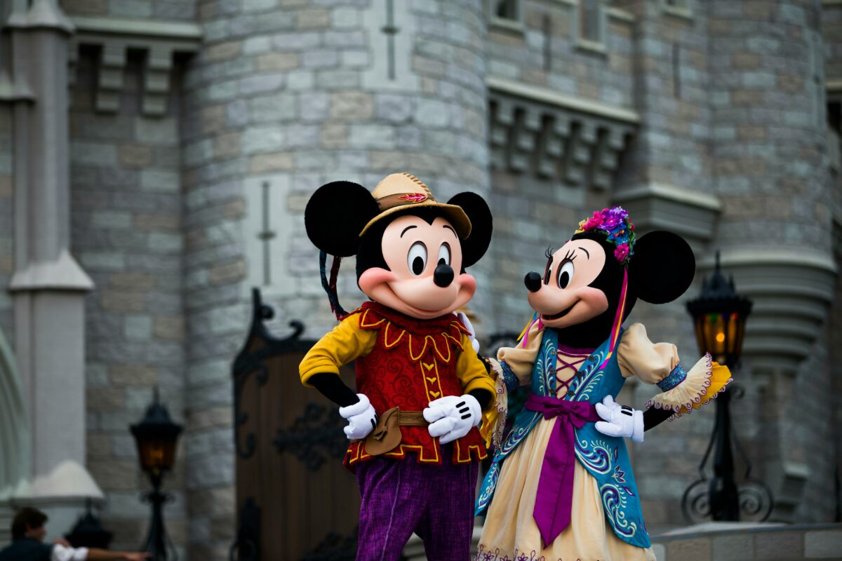 Știi de ce Mickey Mouse avea mănuși albe? Adevărul spus chiar de Walt Disney