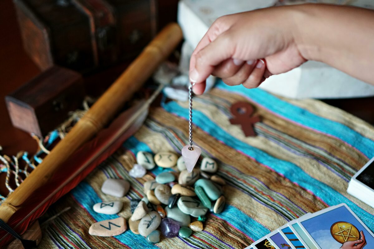 Imagine Stire Horoscop rune 7 ianuarie 2026. Runa Algiz ne îndeamnă să nu luăm decizii pripite | 2review.ro