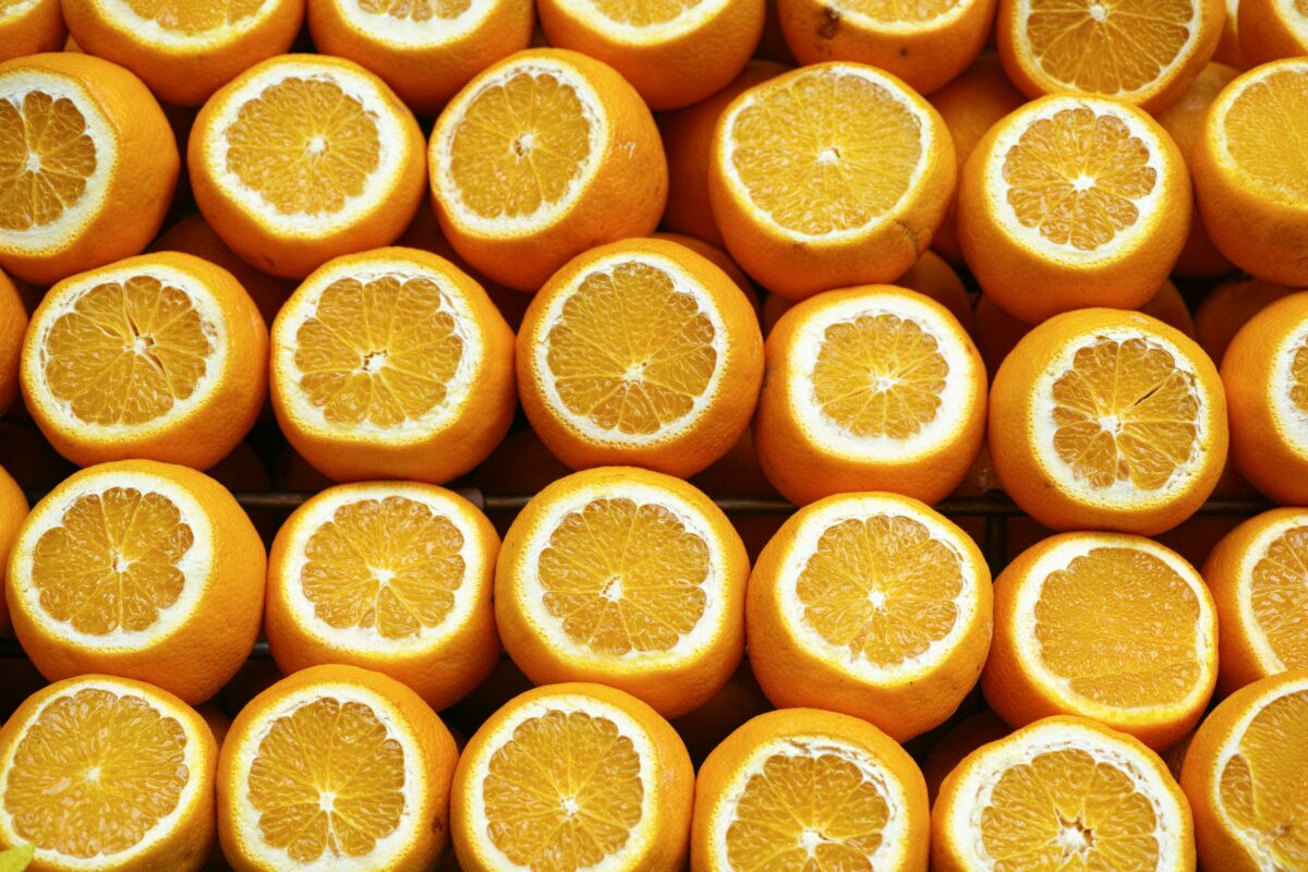 Tu știi ce culoare au portocalele de fapt? Află povestea culorii acestor fructe dar și a numelui culorii oranj