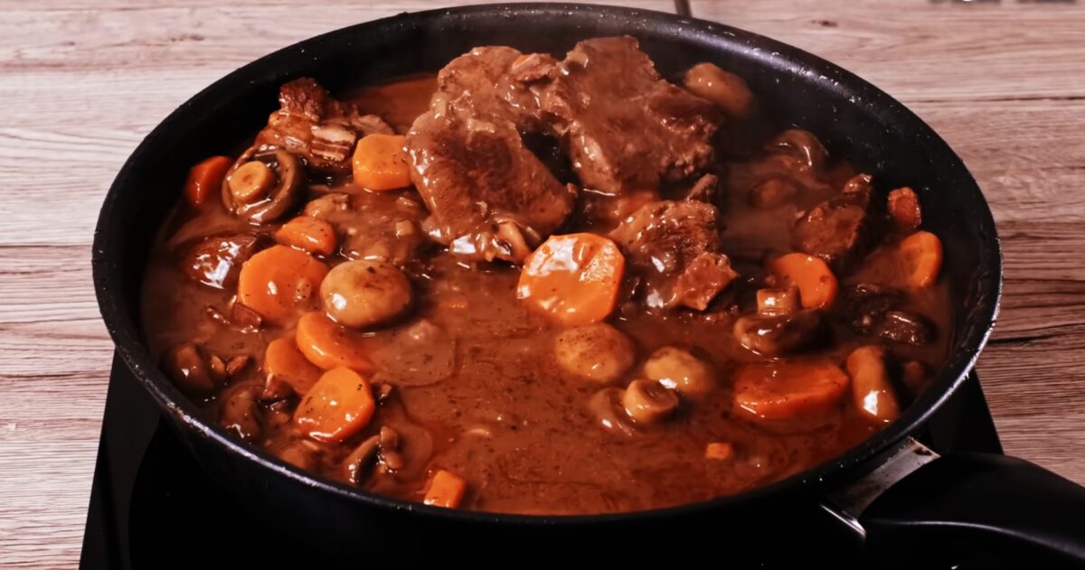 Imagine Stire Rețeta de tocană răzeșească moștenită de Radu Anton Roman. Ingredientele de care ai nevoie | 2review.ro