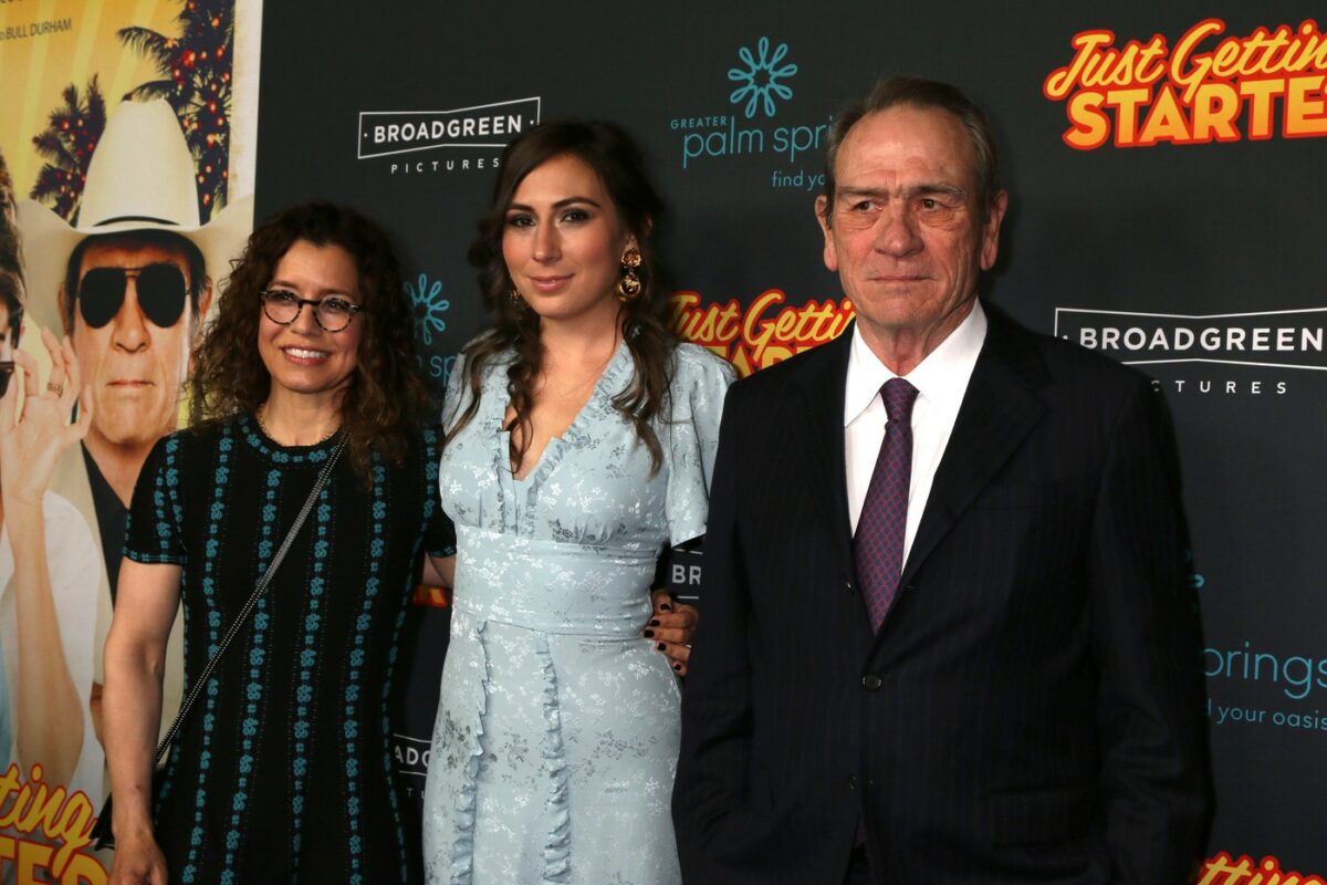 Imagine Stire Familia lui Tommy Lee Jones, prima reacție după moartea subită a fiicei actorului. Victoria a fost găsită fără viață într-o cameră de hotel | 2review.ro