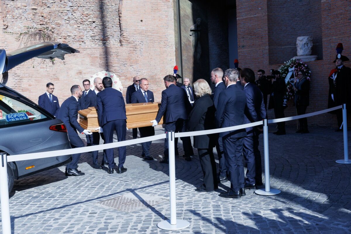 Imagine Stire Valentino Garavani, condus pe ultimul drum. Anne Hathaway, Anna Wintour și Donatella Versace, printre vedetele prezente la funeralii | 2review.ro