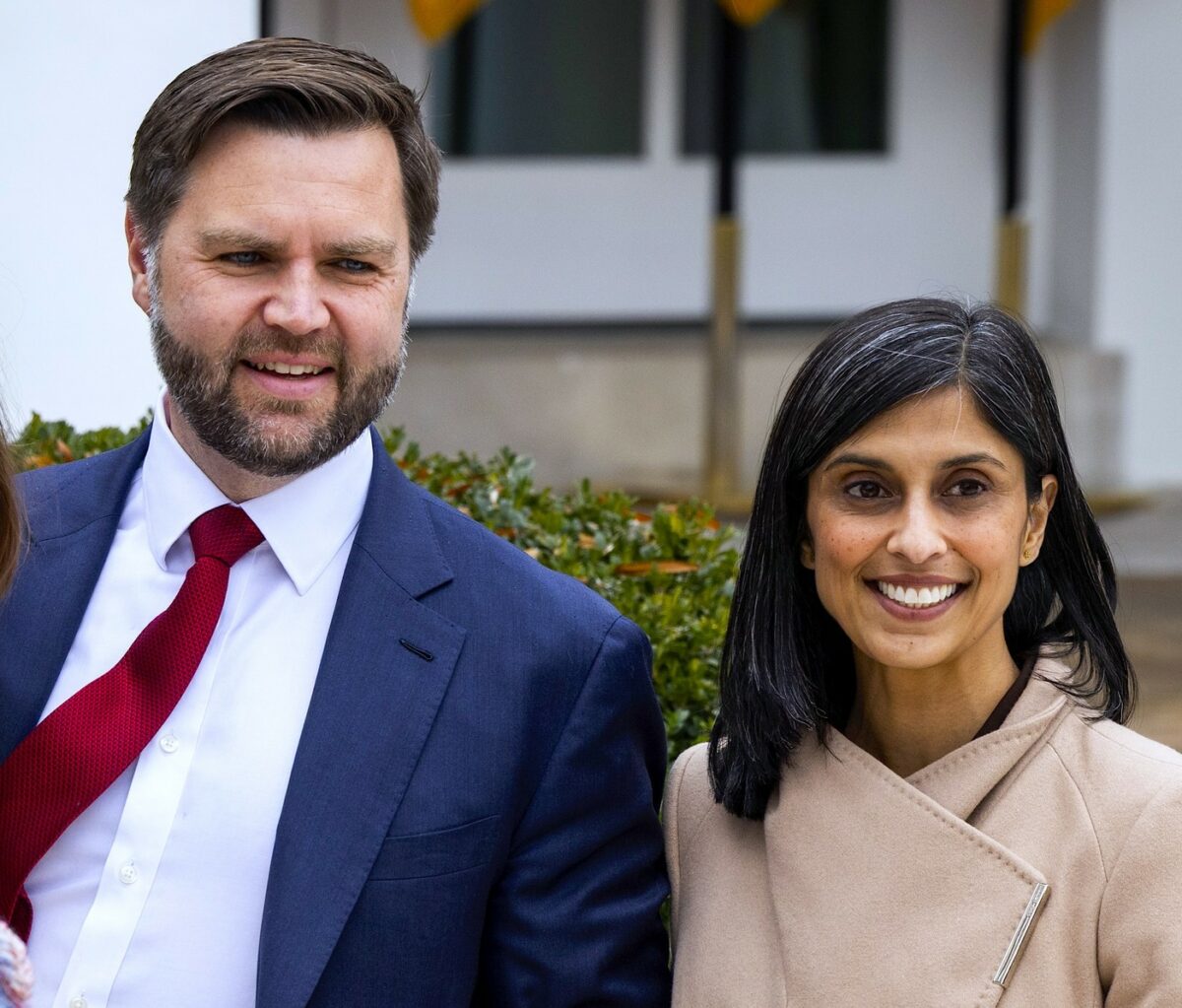 Imagine Stire J.D. Vance va deveni tată pentru a patra oară. Soția sa va aduce pe lume un băiețel la finalul lunii iulie | 2review.ro