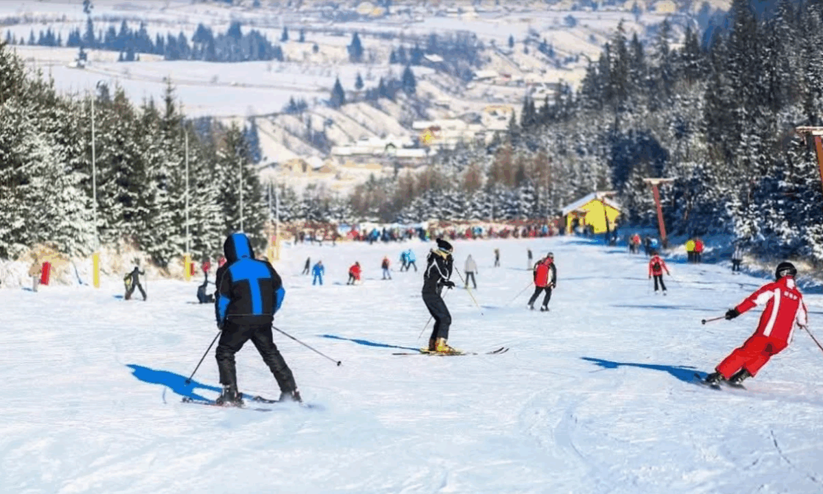Tabară de iarnă 2026. Cât trebuie să plătească un copil pentru 7 zile la munte