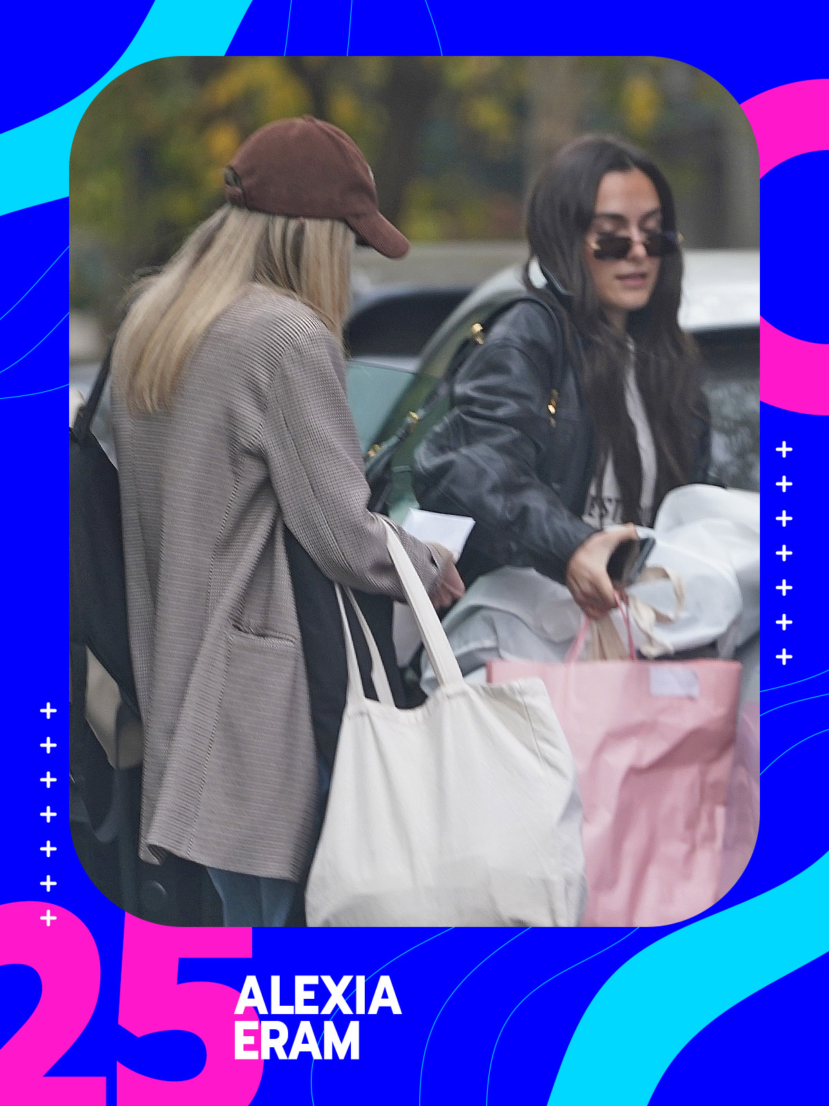 Alexia Eram cară hainele ca o furnicuță