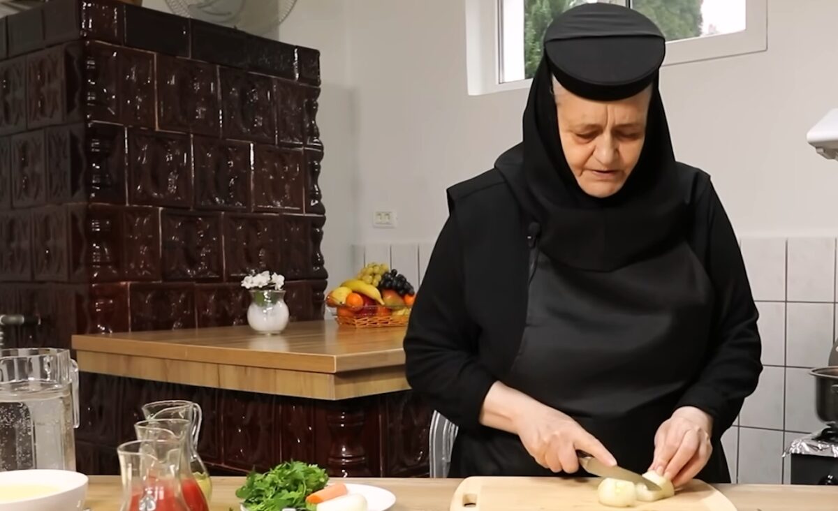 Maica Maria de la Mânăstirea Brebu ne pregătește în prima zi de post tocănița de ceapă cea dulce și tihnită